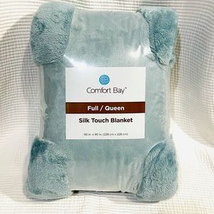 Comfort Bay Full/Queen Silk Touch Blanket